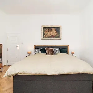 Newly Renovated 1-bed At Charles Bridge , Prag Tschechische Republik